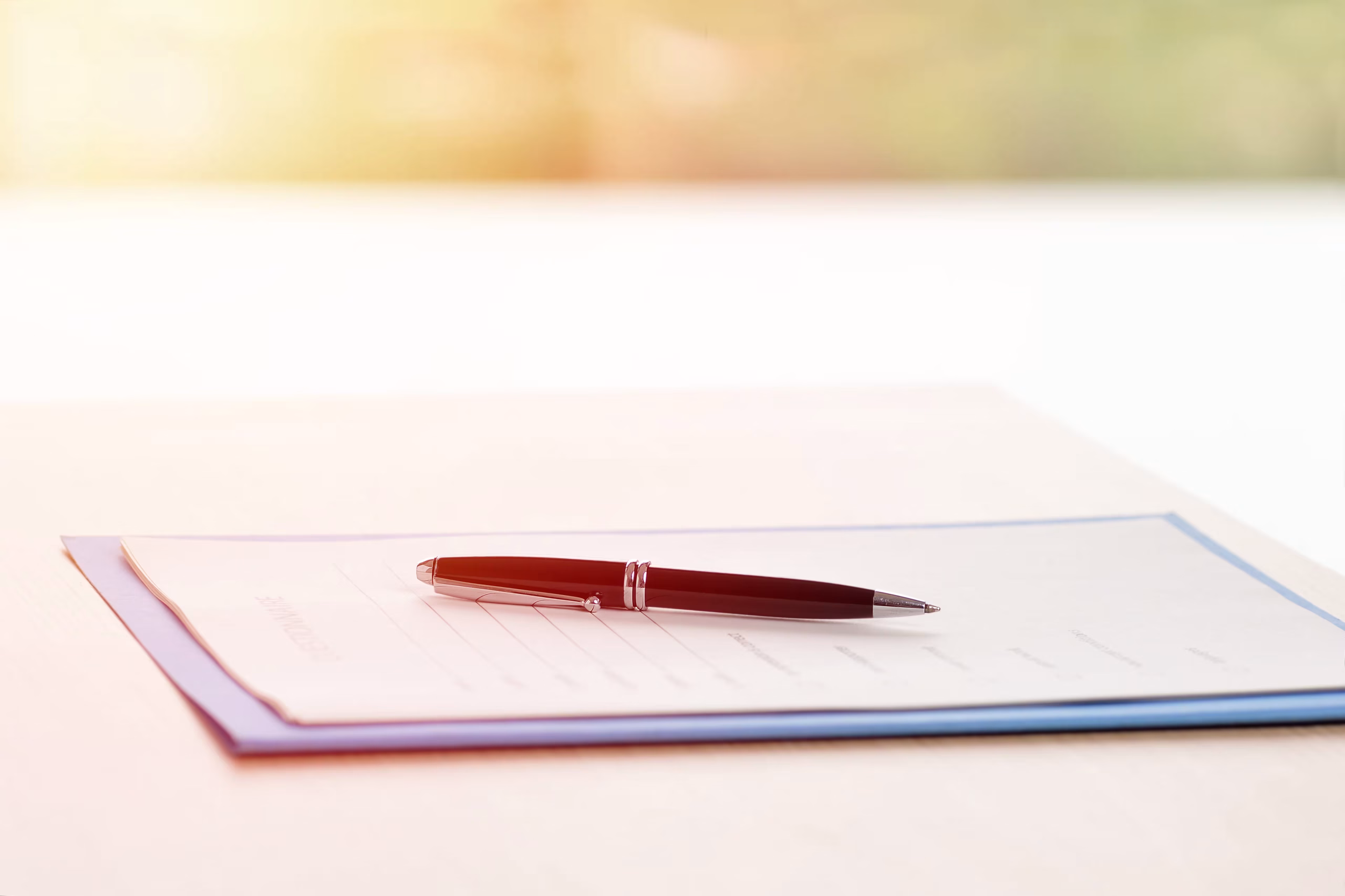 Dokumente und Stift zur Beantragung eines Pflegegrades